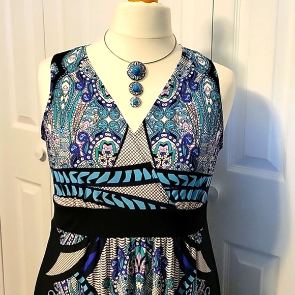 Beautiful Maxi Dress - Picture 2 of 8